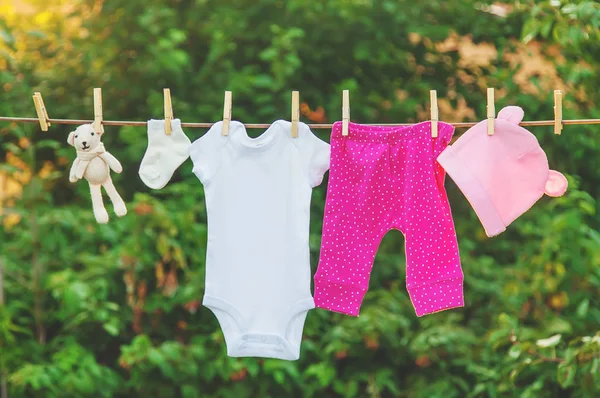 bebek kıyafetleri yıkamak. Keten temiz havada kurur. Seçici odaklama.