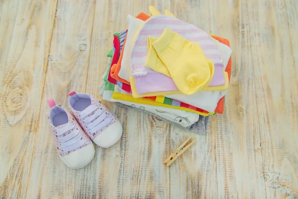 Wassen van de kleren van de baby. Linnen droogt in de frisse lucht. Selectieve focus. — Stockfoto