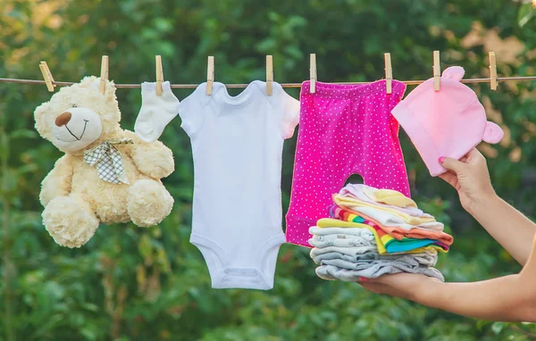 Mosás bébi ruha. Ágynemű szárad a friss levegőn. Szelektív fókusz. — Stock Fotó