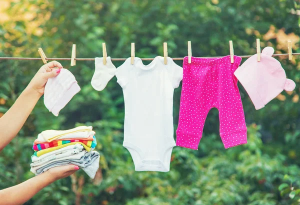 Wassen van de kleren van de baby. Linnen droogt in de frisse lucht. Selectieve focus. — Stockfoto