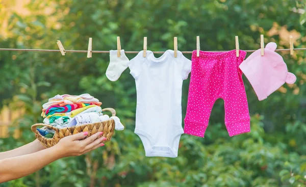 Mosás bébi ruha. Ágynemű szárad a friss levegőn. Szelektív fókusz. — Stock Fotó