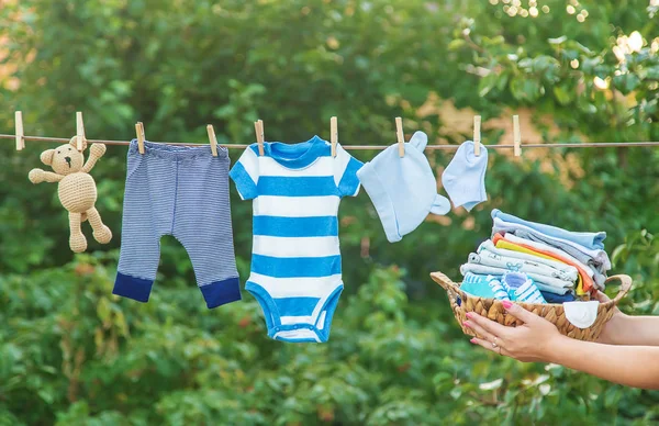 Mosás bébi ruha. Ágynemű szárad a friss levegőn. Szelektív fókusz. — Stock Fotó