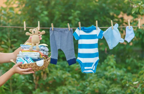 Wassen van de kleren van de baby. Linnen droogt in de frisse lucht. Selectieve focus. — Stockfoto