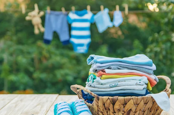 bebek kıyafetleri yıkamak. Keten temiz havada kurur. Seçici odaklama.
