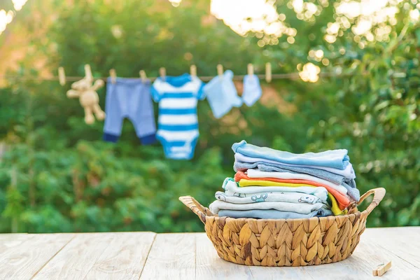 Lavar la ropa del bebé. El lino se seca al aire libre. Enfoque selectivo . —  Fotos de Stock