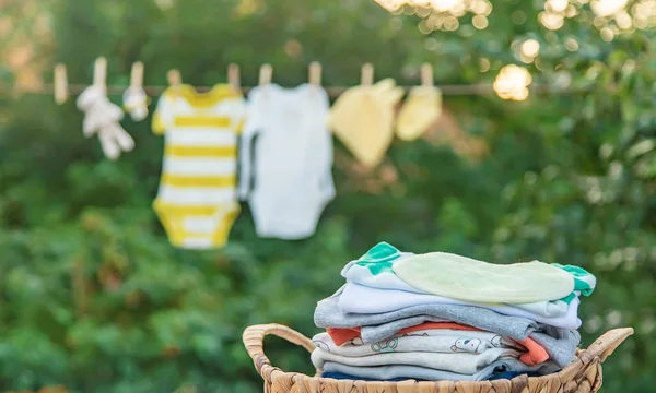 Wassen van de kleren van de baby. Linnen droogt in de frisse lucht. Selectieve focus. — Stockfoto