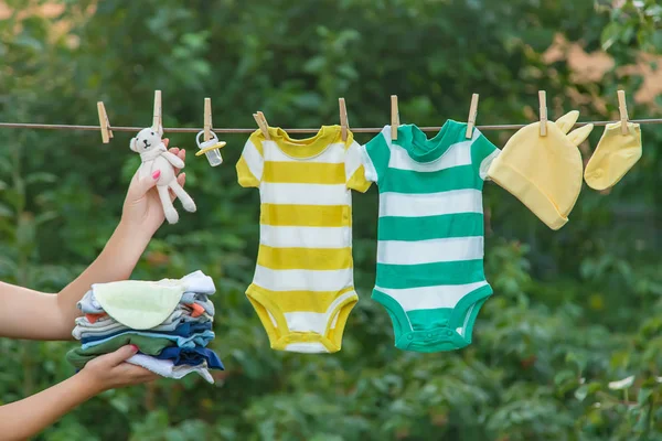 bebek kıyafetleri yıkamak. Keten temiz havada kurur. Seçici odaklama.