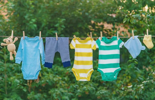 Tvätta babykläder. Linne torkar i friska luften. Selektivt fokus. — Stockfoto