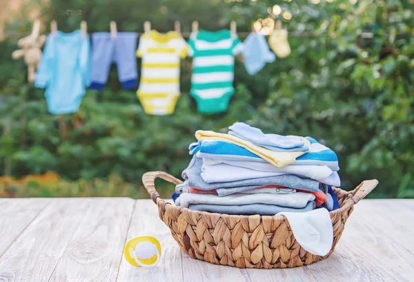 bebek kıyafetleri yıkamak. Keten temiz havada kurur. Seçici odaklama.