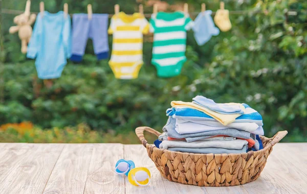 bebek kıyafetleri yıkamak. Keten temiz havada kurur. Seçici odaklama.