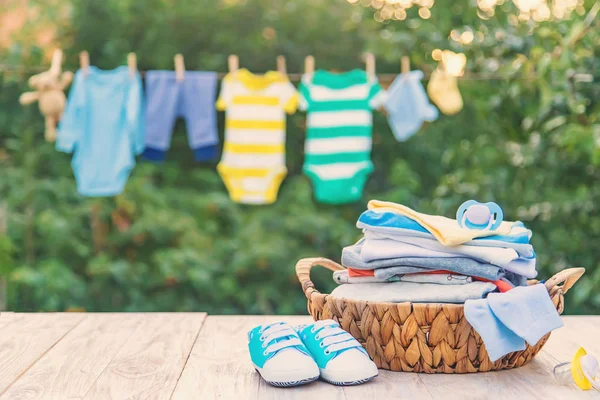 Wassen van de kleren van de baby. Linnen droogt in de frisse lucht. Selectieve focus. — Stockfoto