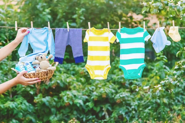 Wassen van de kleren van de baby. Linnen droogt in de frisse lucht. Selectieve focus. — Stockfoto