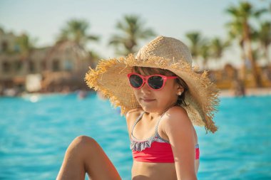 Çocuk yüzüyor ve havuza dalıyor. Seçici odak.