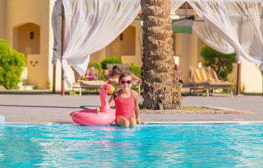 Çocuk yüzüyor ve havuza dalıyor. Seçici odak.