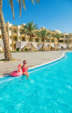 Çocuk yüzüyor ve havuza dalıyor. Seçici odak.