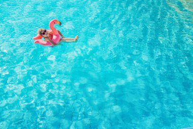 Çocuk yüzüyor ve havuza dalıyor. Seçici odak.