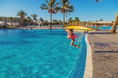 Çocuk yüzüyor ve havuza dalıyor. Seçici odak.