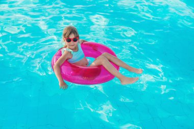 Çocuk yüzüyor ve havuza dalıyor. Seçici odak.