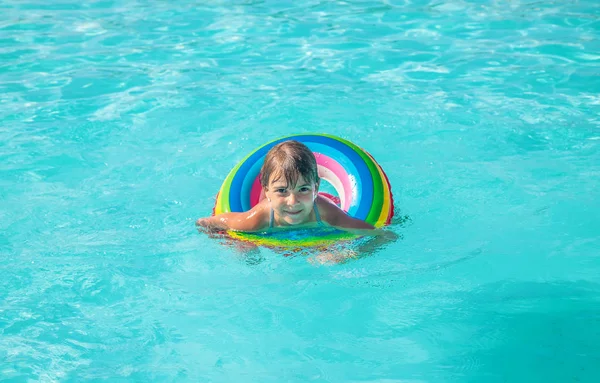 Дитина плаває і занурюється в басейн. Вибірковий фокус . — стокове фото