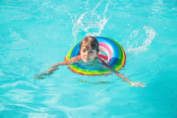 El niño nada y se zambulle en la piscina. Enfoque selectivo. — Foto de Stock