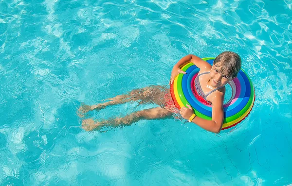 Het kind zwemt en duikt in het zwembad. Selectieve focus. — Stockfoto