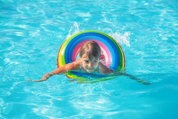 El niño nada y se zambulle en la piscina. Enfoque selectivo. — Foto de Stock