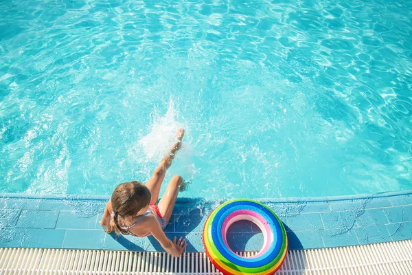 Het kind zwemt en duikt in het zwembad. Selectieve focus. — Stockfoto