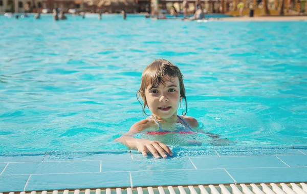 El niño nada y se zambulle en la piscina. Enfoque selectivo. — Foto de Stock