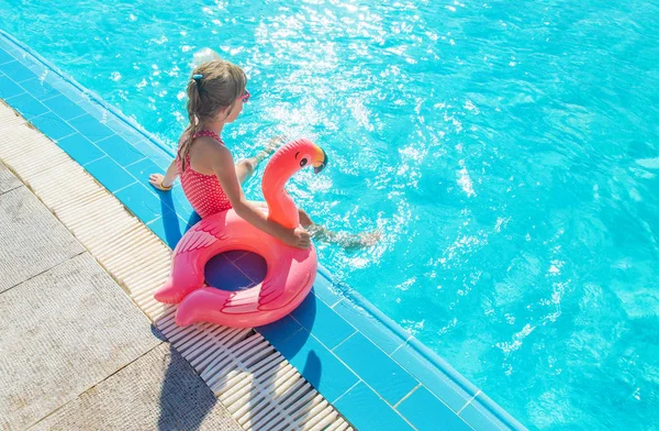 El niño nada y se zambulle en la piscina. Enfoque selectivo. — Foto de Stock