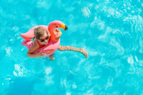 L'enfant nage et plonge dans la piscine. Concentration sélective. — Photo