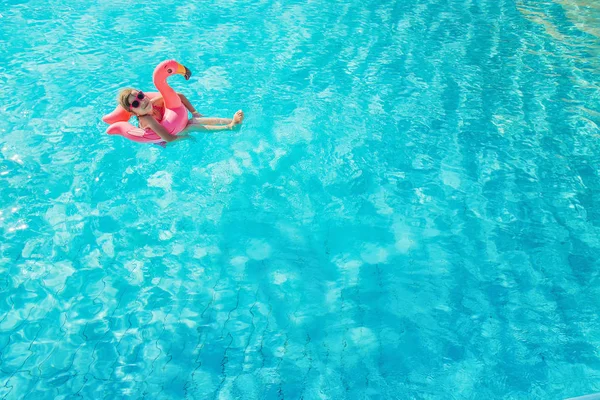 Çocuk yüzüyor ve havuza dalıyor. Seçici odak.