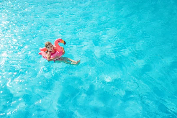 Çocuk yüzüyor ve havuza dalıyor. Seçici odak.