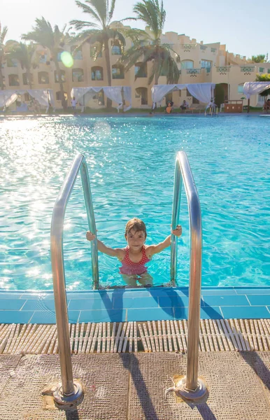 Çocuk yüzüyor ve havuza dalıyor. Seçici odak.