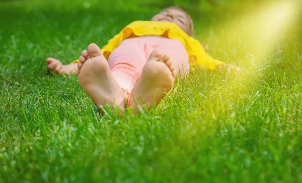 아이는 잔디에 누워있다. 선택적 초점. — 스톡 사진