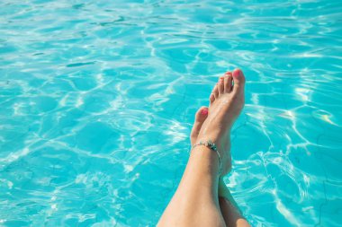 deniz kıyısında bir kızın bacakları. Seçici odaklama.