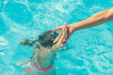 Çocuk denizde boğuluyor. Seçici odaklama.