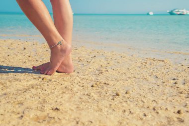 deniz kıyısında bir kızın bacakları. Seçici odaklama.