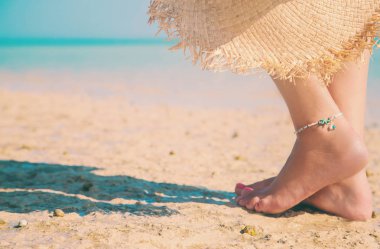 deniz kıyısında bir kızın bacakları. Seçici odaklama.