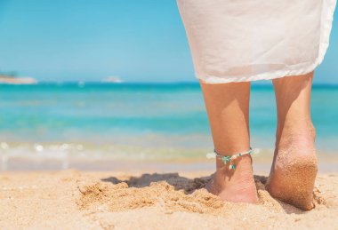 deniz kıyısında bir kızın bacakları. Seçici odaklama.