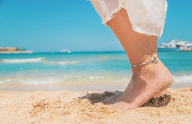 deniz kıyısında bir kızın bacakları. Seçici odaklama.