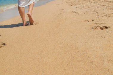 deniz kıyısında bir kızın bacakları. Seçici odaklama.