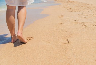 deniz kıyısında bir kızın bacakları. Seçici odaklama.