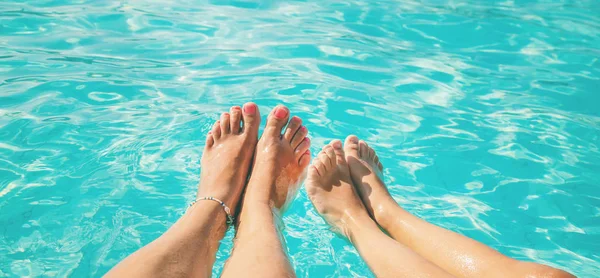 Pieds d'une famille au bord de la mer. Concentration sélective . — Photo