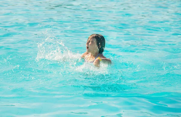 Kid is verdrinken in de zee. Selectieve focus. — Stockfoto