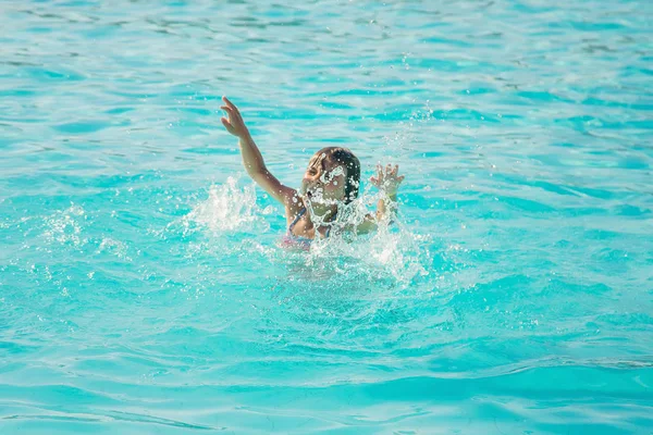 Kid is verdrinken in de zee. Selectieve focus. — Stockfoto