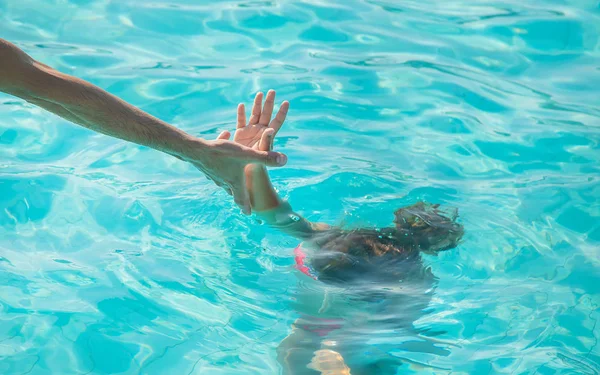 Kid is verdrinken in de zee. Selectieve focus. — Stockfoto