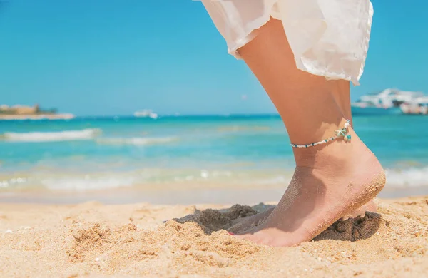 deniz kıyısında bir kızın bacakları. Seçici odaklama.