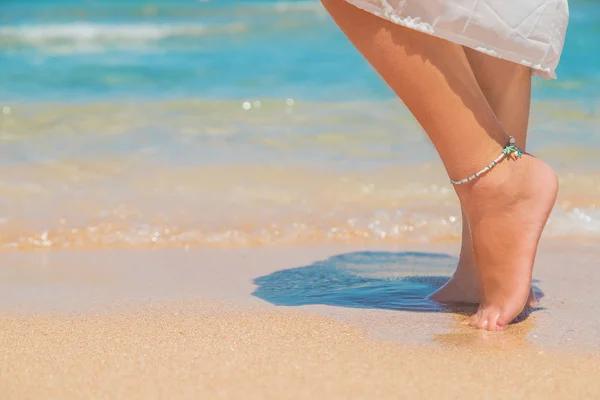 Legs of a girl on the seashore. Selective focus. — Stock Photo, Image