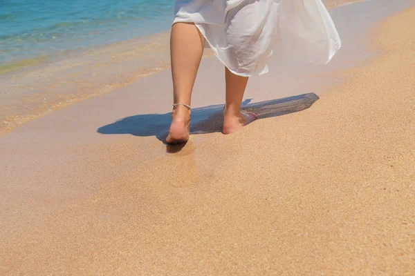 Legs of a girl on the seashore. Selective focus. — Stock Photo, Image