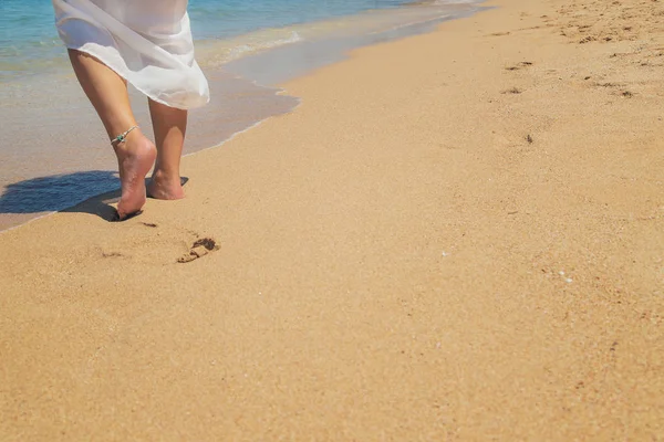 Ноги девушки на берегу моря. Селективный фокус . — стоковое фото